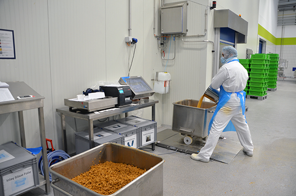 Marinade wird an Waage eingefüllt